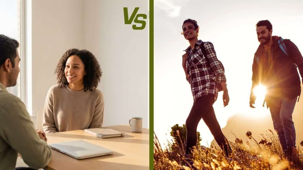 Coachingsituation Büro und Naturcoaching Outdoor zwei Menschen auf Wiese